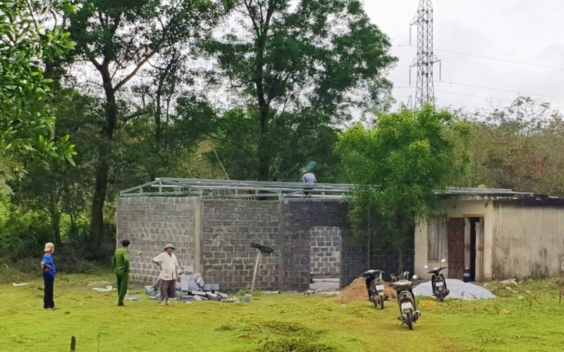 Người dân xã Phú Thủy, huyện Lệ Thủy (Quảng Bình) xây dựng công trình chờ... đền bù. Quảng Bình huy động hệ thống chính trị phối hợp thực hiện dự án cao tốc bắc-nam -0
