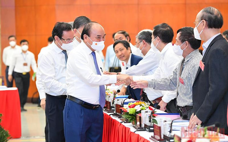 Chủ tịch nước Nguyễn Xuân Phúc chúc mừng các đại biểu, nhà khoa học tham dự hội thảo. 