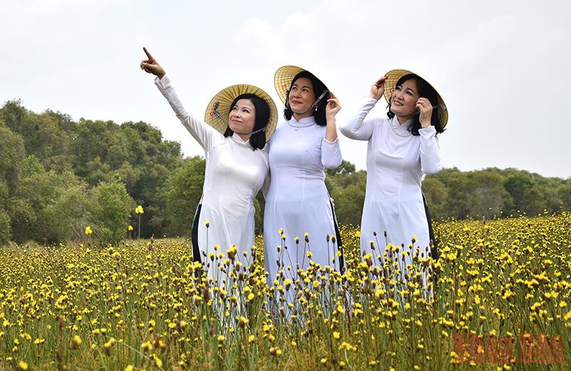 Du khách tham quan hoàng đầu ấn. Đánh thức Tràm Chim -0