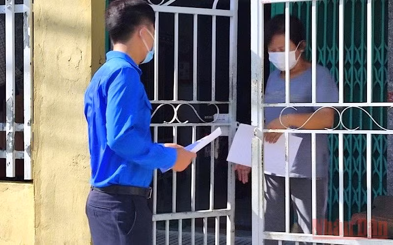 Tổ Covid-19 cộng đồng thành phố Cà Mau “đi từng ngõ, gõ từng nhà, rà từng đối tượng” để tuyên truyền phòng, chống dịch bệnh.