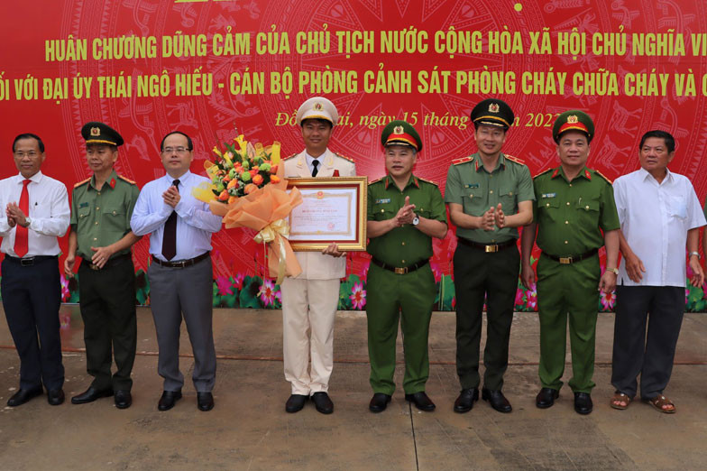 Lãnh đạo Bộ Công an và Tỉnh ủy Đồng Nai chúc mừng Đại úy Thái Ngô Hiếu. Trao Huân chương Dũng cảm cho Đại úy Thái Ngô Hiếu -0