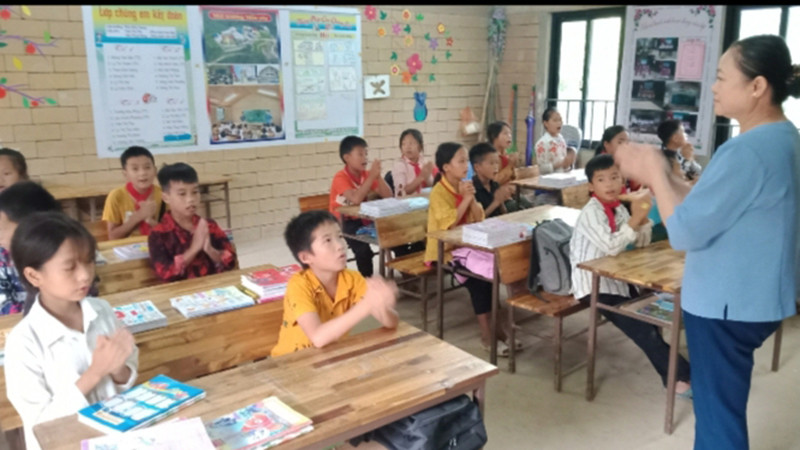 Thầy và trò Trường Tiểu học Lũng Luông, xã Thượng Nung, huyện Võ Nhai, tỉnh Thái Nguyên mong muốn có internet, sóng điện thoại di động. Thái Nguyên không để học sinh nào thiếu thiết bị học tập -0