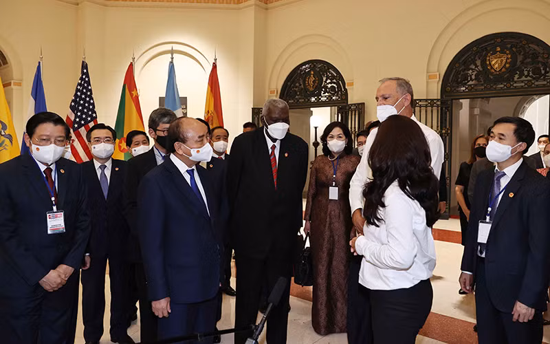 Chủ tịch Quốc hội Cộng hòa Cuba Esteban Lazo Hernández và các đại biểu đón Chủ tịch nước Nguyễn Xuân Phúc. 