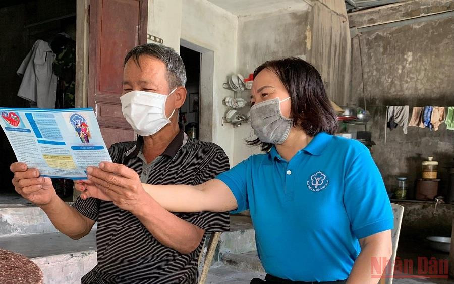 Nhân viên BHXH Hồng Lĩnh tuyên truyền, mở rộng đối tượng tham gia BHXH tự nguyện. (Ảnh: NGÔ TUẤN) Nỗ lực bảo đảm an sinh xã hội ở nơi “chảo lửa, túi mưa” -0
