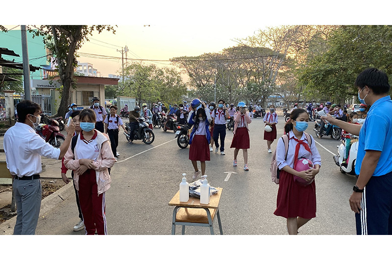 Học sinh hệ THCS ở Long Xuyên đi học trong năm 2020-2021. (Ảnh minh họa)