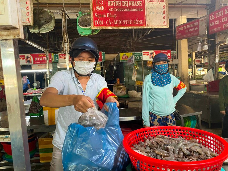 Chợ mở buổi sáng và chỉ có tổ trưởng tổ dân phố, tình nguyện viên và tổ hậu cần mới được vào chợ. Đà Nẵng mở lại một số chợ truyền thống, phòng dịch nghiêm ngặt -0