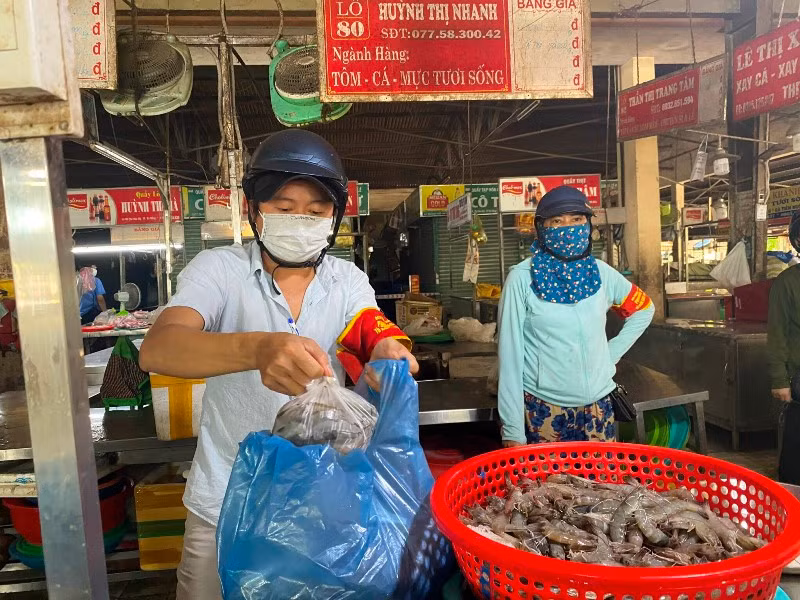 Đà Nẵng mở lại một số chợ truyền thống, phòng dịch nghiêm ngặt -0