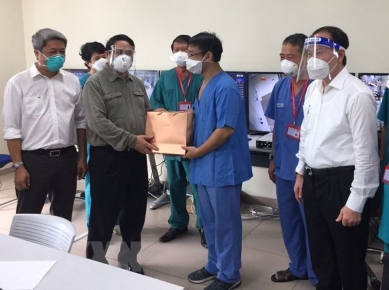 Thủ tướng Phạm Minh Chính thăm hỏi và tặng quà các y, bác sĩ đang tham gia điều trị bệnh nhân Covid-19 tại Bệnh viện dã chiến Hồi sức tích cực Becamex, tỉnh Bình Dương. Thủ tướng Phạm Minh Chính kiểm tra các cơ sở điều trị Covid-19 ở Bình Dương -0