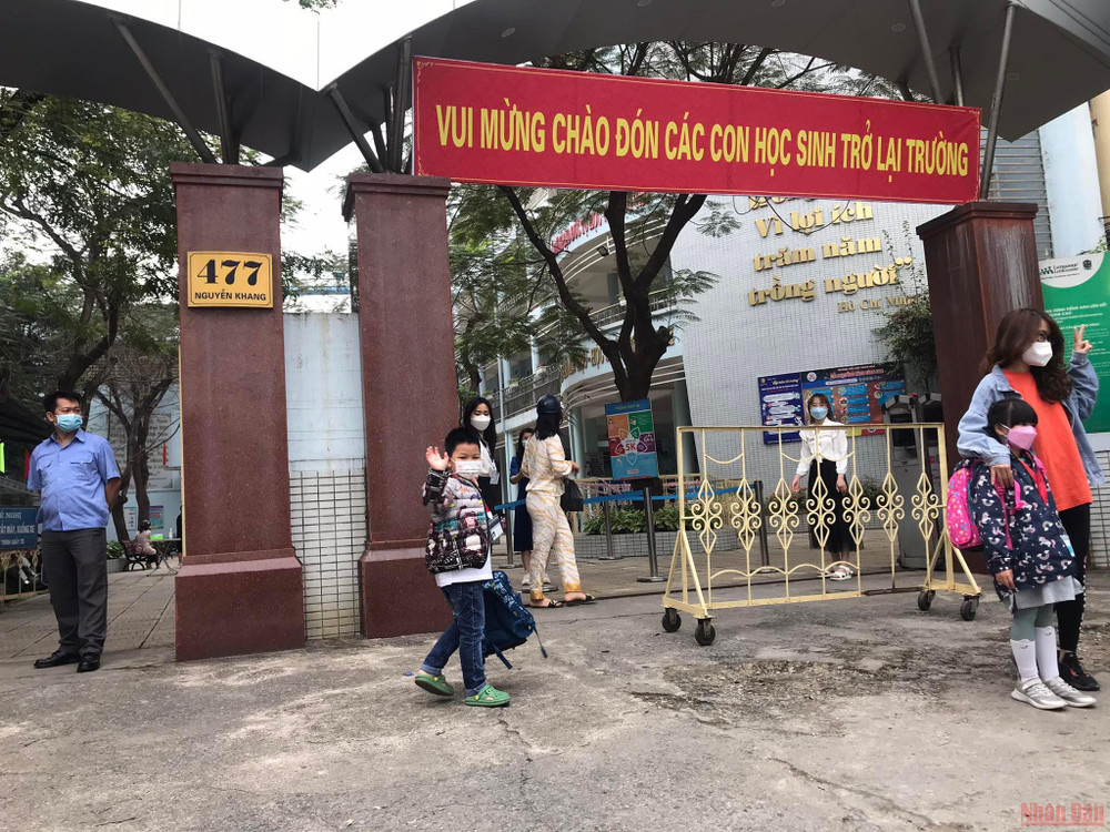 Ngày đi học đầu tiên của cu Tí. (ẢNH: SƠN BÁCH) Ngày đi học đầu tiên tràn niềm vui của học sinh Hà Nội -0