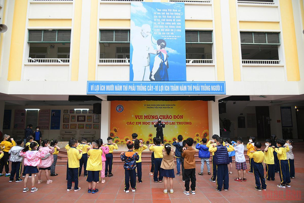 Tiết học thể dục đầu tiên của các con học sinh lớp 1 Trường tiểu học Nguyễn Du, quận Hoàn Kiếm. (Ảnh: THÀNH ĐẠT) “Ngày đầu tiên” đến trường của học sinh lớp 1 tại Hà Nội -0