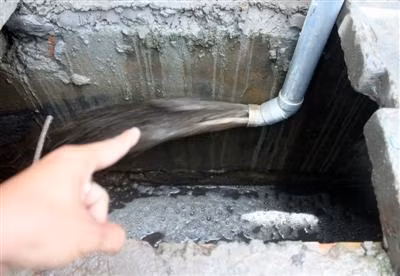 Nước thải được bơm và xả trực tiếp xuống đường thoát nước mưa ra sông Hậu.