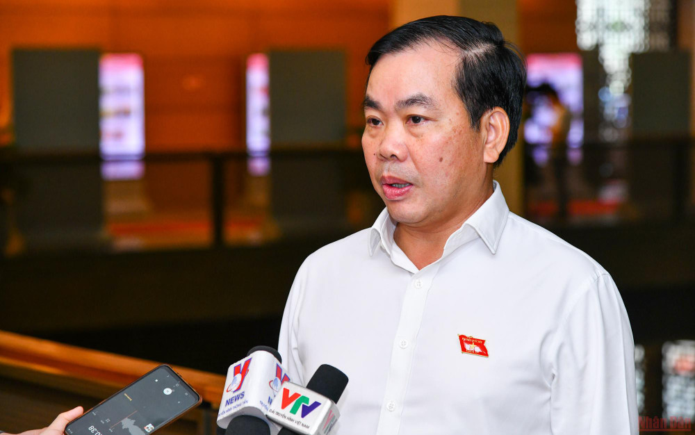 Đại biểu Nguyễn Quang Huân trao đổi bên hành lang Quốc hội. (Ảnh: NGUYÊN KHOA) Trách nhiệm thực hiện lời hứa trước cử tri và nhân dân -0