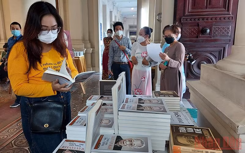 Độc giả tại buổi ra mắt sách “Trần Văn Khê - Trăm năm Tâm và Nghiệp”.