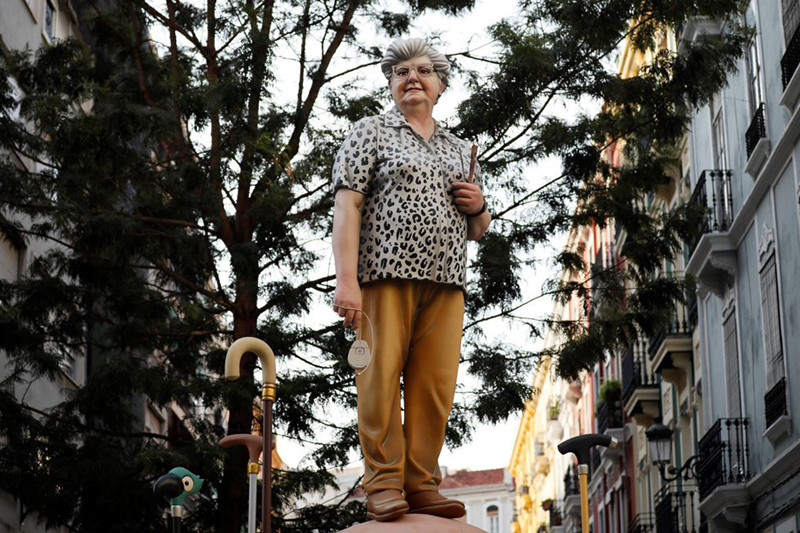 Falla cụ bà Concha Garcia Zaera, 91 tuổi, cũng được dựng tại lễ hội năm nay. Đây là nữ họa sĩ đã “càn quét” Instagram trong nhiều năm với những bức vẽ tuyệt vời trên Microsoft Paint. Độc đáo lễ hội lửa và hình nộm “Las Fallas” tại Valencia, Tây Ban Nha -0