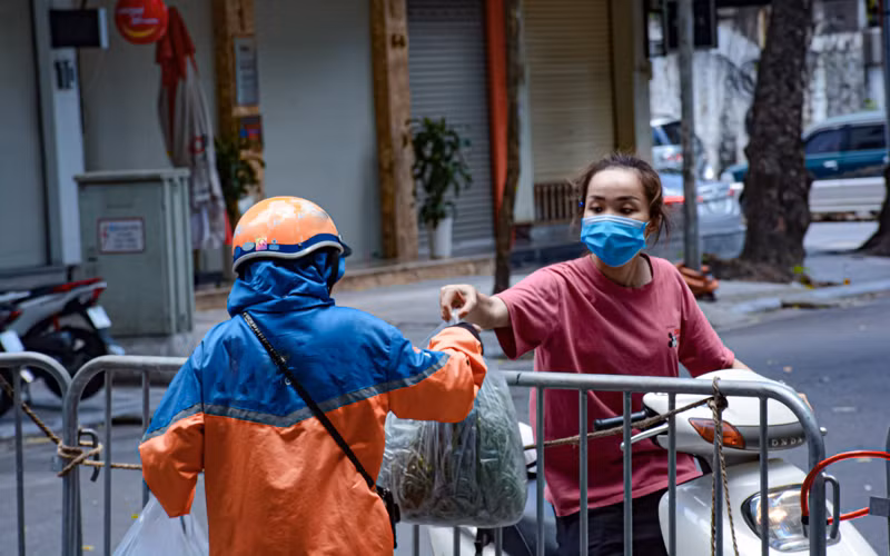 Theo chân shipper giữa ngày giãn cách -0