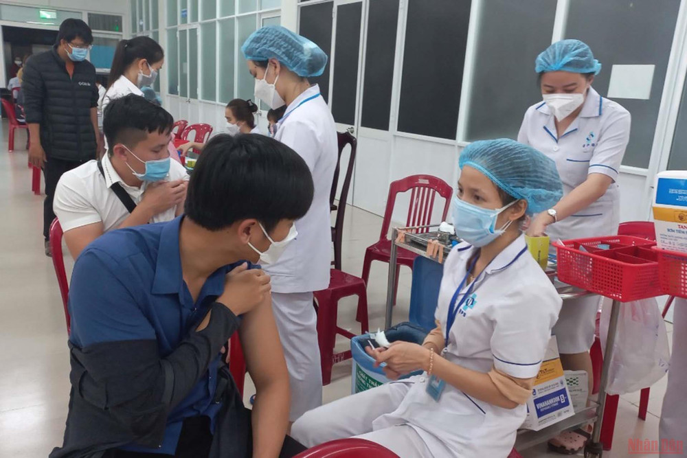 Quảng Ngãi đặt mục tiêu hoàn thành tiêm vaccine phòng Covid-19 mũi thứ 3 cho người từ 18 tuổi trở lên trong quý 1/2022. (Ảnh: HIỂN CỪ)