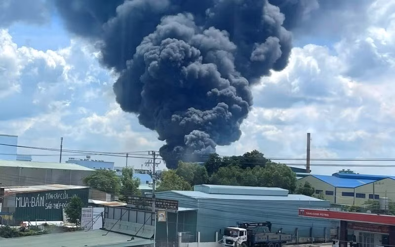 Vụ cháy tạo cột khói bốc cao.