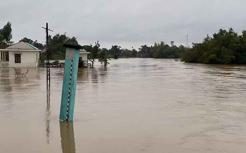 Lũ lớn trên sông Trà Câu, thị xã Đức Phổ (Quảng Ngãi).