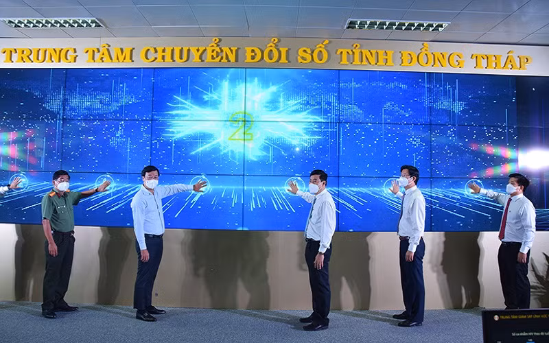 Bí thư Tỉnh ủy Đồng Tháp Lê Quốc Phong, Chủ tịch UBND tỉnh Phạm Thiện Nghĩa thực hiện nghi thức khai trương Trung tâm Chuyển đổi số.