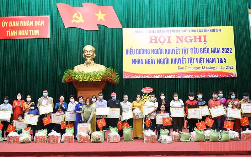 Trao tặng giấy khen và quà cho 20 người khuyết tật tiêu biểu.