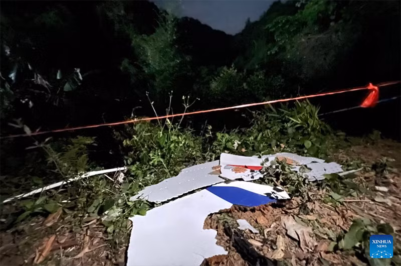 Mảnh vỡ của máy bay được phát hiện tại hiện trường. (Ảnh: Tân Hoa xã)