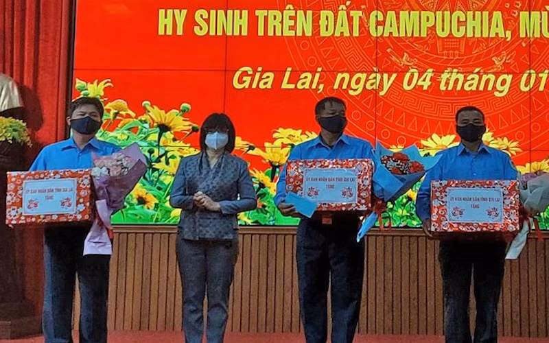 Phó Chủ tịch Ủy ban nhân dân tỉnh Gia Lai, Nguyễn Thị Thanh Lịch tặng quà cho đại diện Đội K52. 