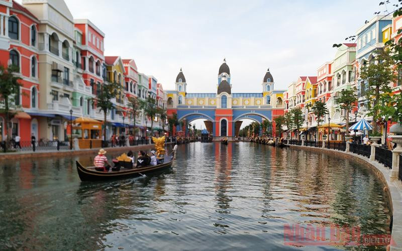 Khu Grand World Phú Quốc tạo điểm nhấn cho hoạt động du lịch tại Phú Quốc (Ảnh: KHÁNH GIANG) Bài 1: Du lịch nội địa nóng dịp nghỉ lễ và chào hè -0