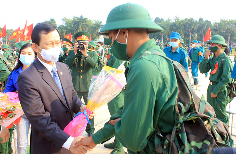 Lãnh đạo tỉnh Kon Tum tặng hoa chúc mừng, động viên các tân binh. Tưng bừng Ngày hội tòng quân tại các địa phương -0