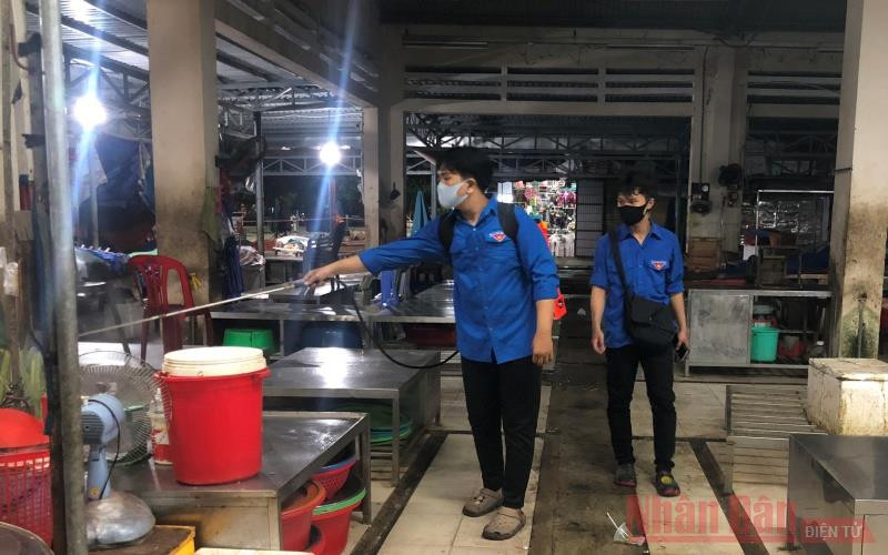 Phun khử trùng tại chợ. anh_3_1-1596075866327.jpg