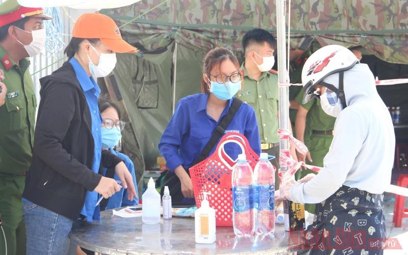 Tổ tình nguyện làm việc hai ca mỗi ngày. anh_2_2-1596075866392.jpg