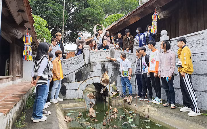 Trại sáng tác Mỹ thuật trẻ năm 2021 của tỉnh Bắc Ninh tổ chức cho các trại viên đi thực tế tại chùa Bút Tháp. (Ảnh: BTC)