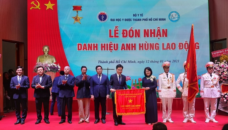 Phó Chủ tịch nước Đặng Thị Ngọc Thịnh trao tặng danh hiệu Anh hùng Lao động thời kỳ đổi mới cho Trường Đại học Y dược TP Hồ Chí Minh.