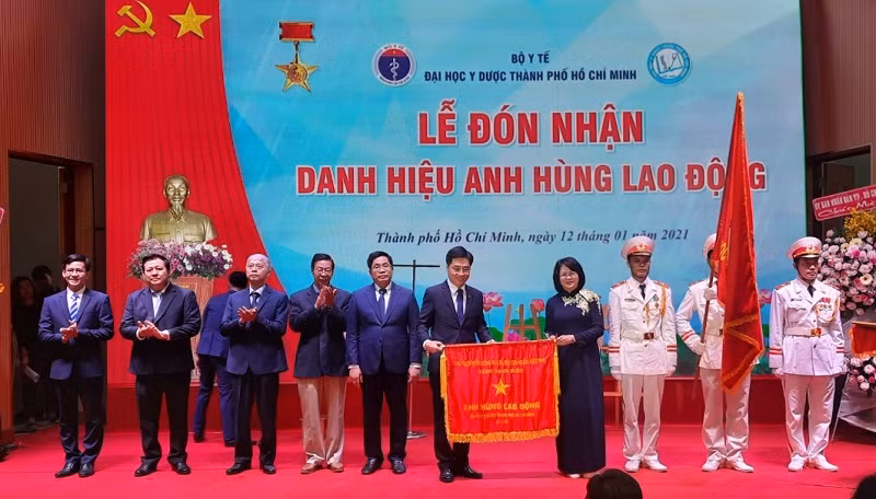 Phó Chủ tịch nước Đặng Thị Ngọc Thịnh trao tặng danh hiệu Anh hùng Lao động thời kỳ đổi mới cho Trường Đại học Y dược TP Hồ Chí Minh.