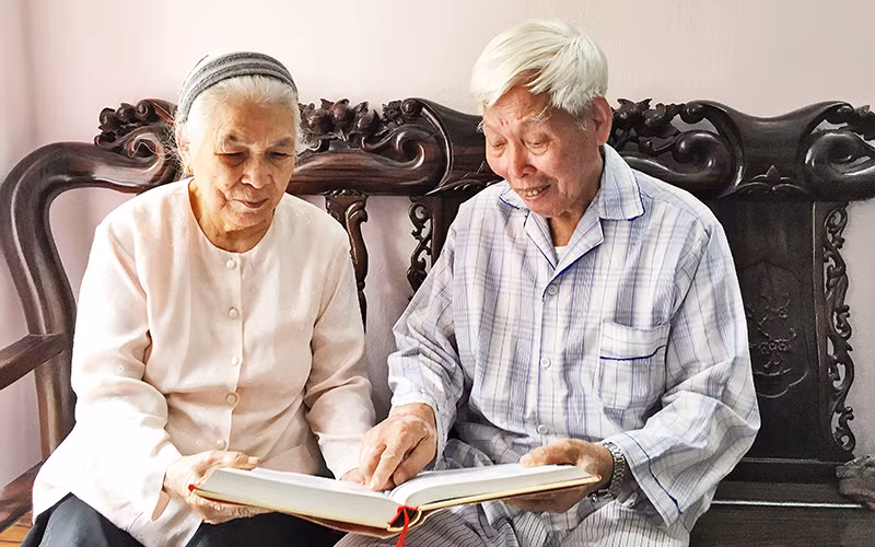 Vợ chồng ông Nguyễn Phú Vỵ ôn lại kỷ niệm thời kháng chiến.