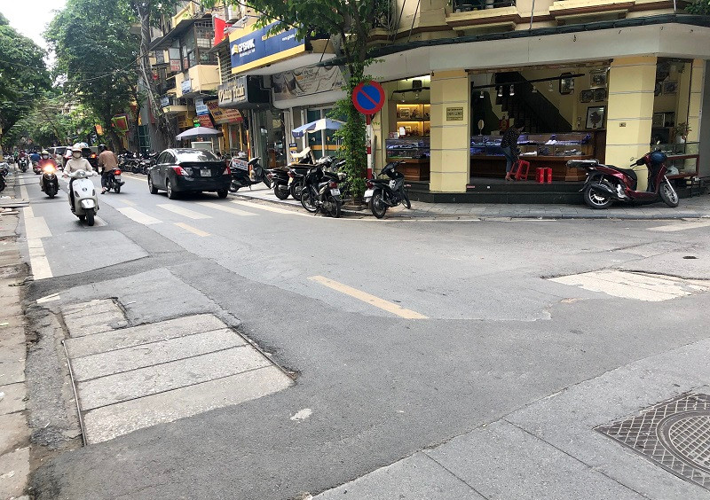 Phố Hàng Bạc. Mặt đường phố cổ vừa được thảm nhựa, đã bị đào xới để hạ ngầm -0
