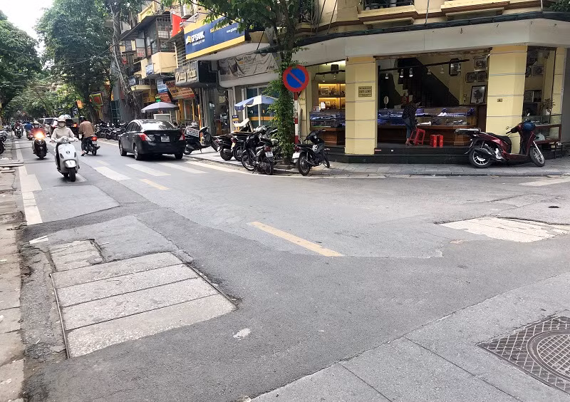Mặt đường phố cổ vừa được thảm nhựa, đã bị đào xới để hạ ngầm -0
