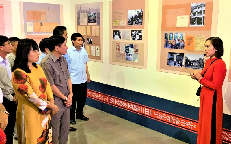 Các đại biểu tham quan triển lãm “Hồ Chí Minh - cuộc đời và sự nghiệp”. Triển lãm chuyên đề “Hồ Chí Minh - cuộc đời và sự nghiệp” tại Đắk Lắk -0