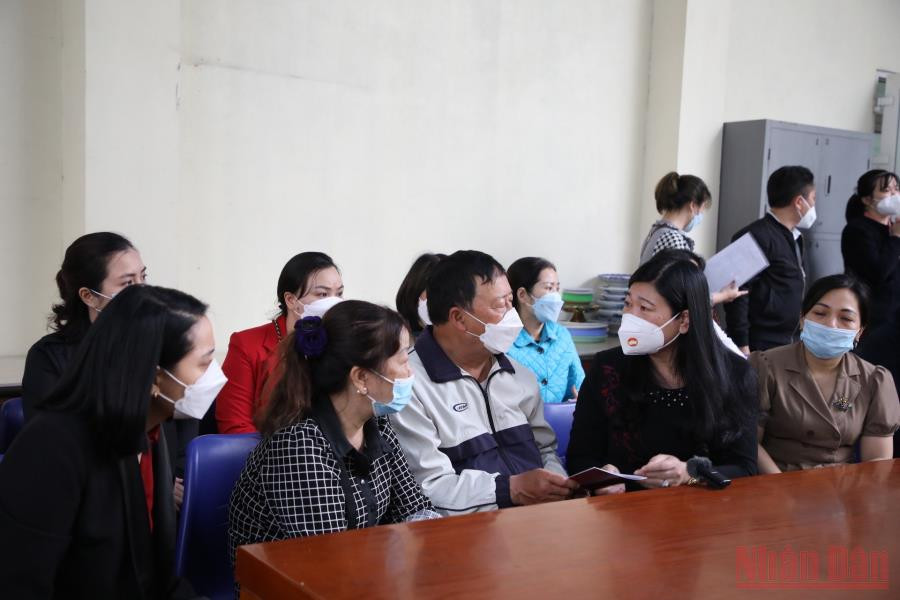 Chủ tịch Ủy ban Mặt trận Tổ quốc Việt Nam TP Hà Nội Nguyễn Lan Hương thăm hỏi, động viên gia đình nạn nhân trong đám cháy. Lãnh đạo TP Hà Nội thăm hỏi, động viên gia đình nạn nhân vụ cháy ở Kim Liên -0