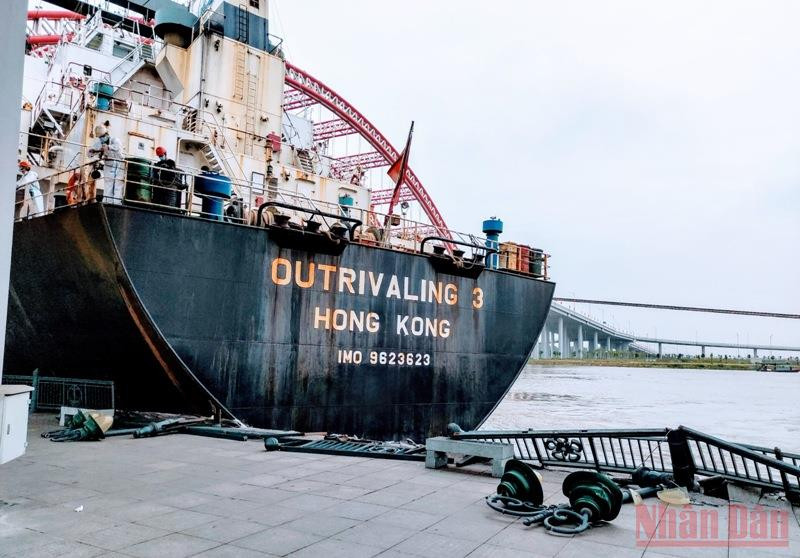 Đuôi tàu Outrivaling 3 va chạm đã khiến một đoạn dài lan can bờ kè công viên gầm cầu Hoàng Văn Thụ bị đổ vỡ.