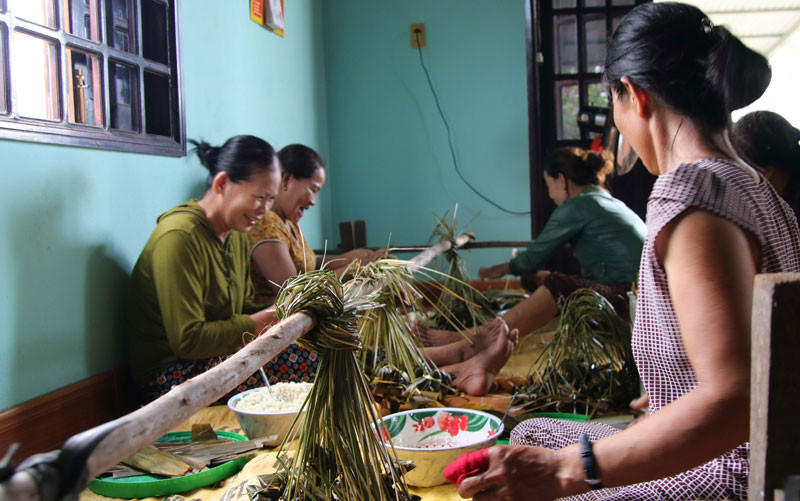 Hình ảnh quen thuộc ở Tân Phong với những chiếc sào cùng các thợ làm bánh ngồi chung quanh. Làng bánh ú tro vào vụ Tết Đoan Ngọ -0