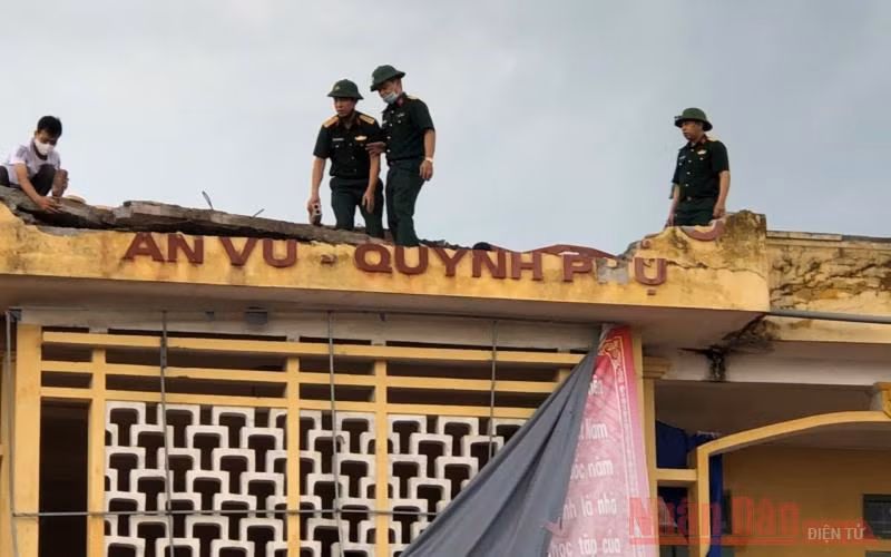 Cán bộ, chiến sỹ Ban chỉ huy quân sự huyện Quỳnh Phụ, tỉnh Thái Bình hỗ trợ khắc phục hậu quả lốc xoáy tại trường Tiểu học và THCS An Vũ.