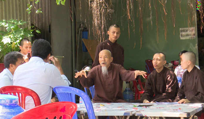 Ông Lê Tùng Vân ở Tịnh thất Bồng Lai trong lần làm việc với cơ quan công an và các ban, ngành địa phương trước đây. (Ảnh: cand.com.vn)