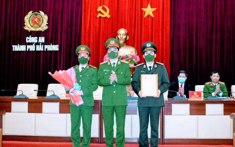 Thay mặt lãnh đạo Bộ Công an, Trung tướng Nguyễn Duy Ngọc biểu dương và trao thư khen tới lãnh đạo Công an thành phố Hải Phòng. 