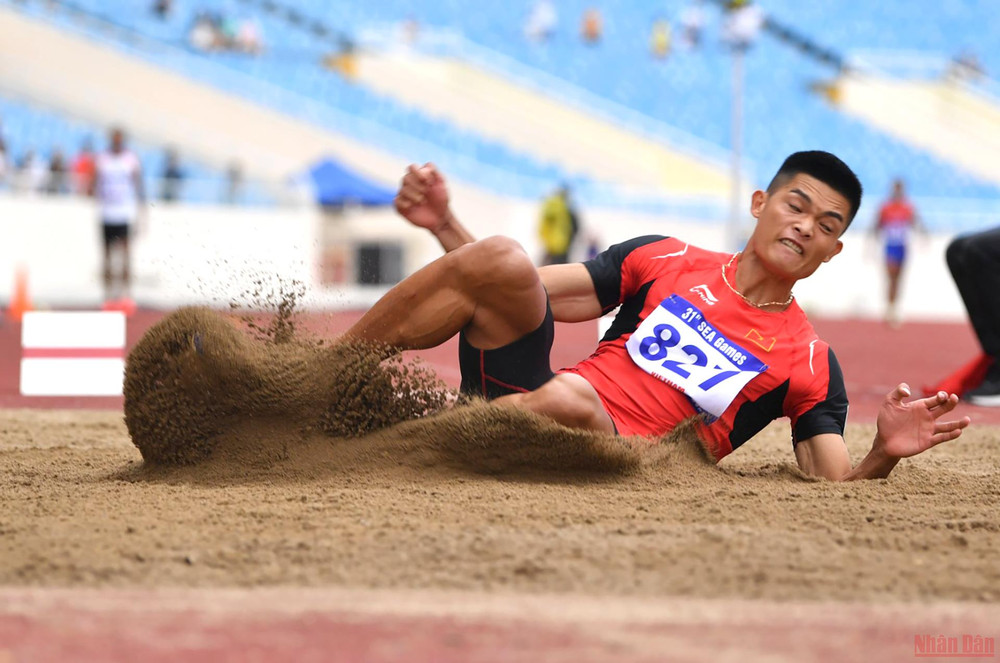 Cú nhảy xa với thành tích 7m80 giúp Nguyễn Tiến Trọng giành Huy chương Vàng. Nguyễn Thị Oanh phá kỷ lục SEA Games trong ngày điền kinh liên tiếp “gặt vàng” -0