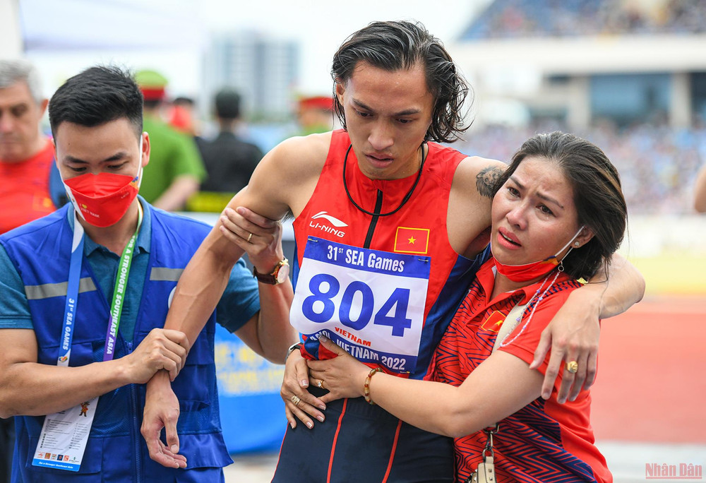 Trần Nhật Hoàng rời sân với sự hỗ trợ của mẹ anh Nguyễn Thị Oanh phá kỷ lục SEA Games trong ngày điền kinh liên tiếp “gặt vàng” -0