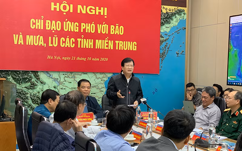 Phó Thủ tướng Chính phủ Trịnh Đình Dũng phát biểu chỉ đạo.