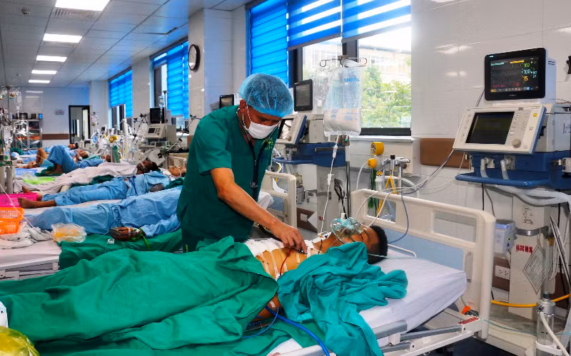 Bác sĩ thường xuyên theo dõi, chăm sóc sức khỏe bệnh nhân sau phẫu thuật.