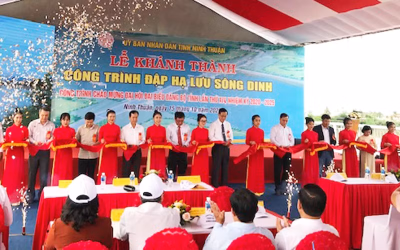 Lãnh đạo tỉnh Ninh Thuận, nhà thầu thi công và các đại biểu cắt băng khánh thành công trình.