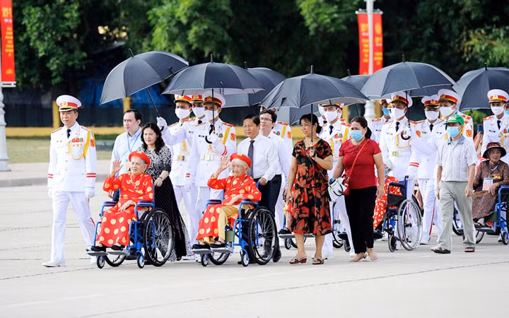 Cán bộ, chiến sĩ Đoàn 969 đón các Bà mẹ Việt Nam Anh hùng vào Lăng viếng Chủ tịch Hồ Chí Minh. Ảnh: NGUYỄN ĐĂNG