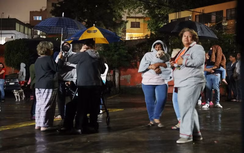 Người dân Mexico City chạy ra đường khi xuất hiện động đất. (Ảnh: Reuters)